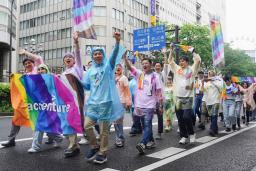 LGBTQなど性的少数者の理解を広めるイベント「名古屋レインボープライド」で、名古屋市中心部を行進する参加者=17日午後