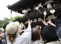 奈良市の唐招提寺で行われた伝統行事「うちわまき」=19日午後