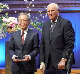 アーベル賞を受賞しノルウェー国王ハラルド5世と写真に納まる京都大の柏原正樹特任教授=20日、オスロ(共同)