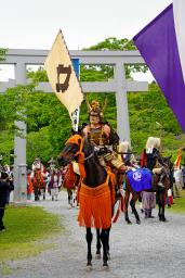 「相馬野馬追」で、相馬中村神社から出陣する武者行列=24日午前、福島県相馬市