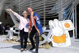 オランダ館を訪れ会場内の全パビリオンを制覇し、マーク・カウパース政府代表(右)と記念写真に納まる山田外美代さん=28日午前、大阪市此花区の夢洲