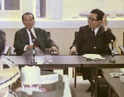 1970年大阪万博でテーマ展示プロデューサーの岡本太郎さん(左)を支えた小松左京さん=1968年、東京