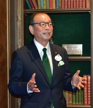 報道陣の取材に応じるオリエンタルランドの高橋渉社長=6日午前、千葉県浦安市