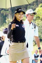 第1日、7アンダーで単独首位の宮田成華=ヨネックスCC