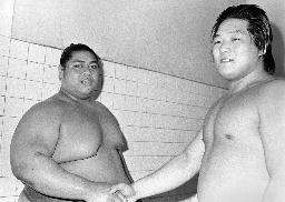 1983年5月、小錦(左)と握手する幕下時代の服部祐児さん=蔵前国技館