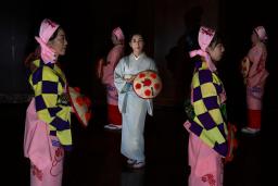 「花笠舞踊団」の後輩たちと稽古する藤間松廣さん(中央)