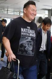 モンゴルから帰国した宮城野親方=7日、成田空港