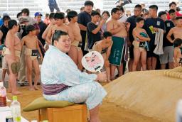 金沢市で行われた少年相撲大会を訪問した新横綱大の里=8日