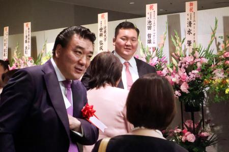 伊勢ケ浜親方のパーティーに出席した宮城野親方(奥)と元横綱日馬富士のダワーニャム・ビャンバドルジさん=8日、東京都千代田区