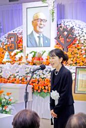 長嶋茂雄さんの通夜であいさつする喪主を務めた次女の三奈さん=7日、東京都内(読売新聞社提供)