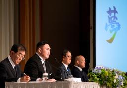 日本相撲協会を退職し、記者会見する元宮城野親方の白鵬翔さん(左から2人目)=9日、東京都千代田区