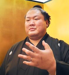 挙式披露宴を前に指輪を見せる大相撲の元幕内で十両輝=14日、東京都内のホテル