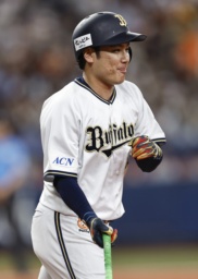 11回、サヨナラの押し出し四球を選び、笑顔で一塁へ向かうオリックス・大城=京セラドーム