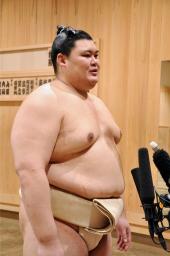 朝稽古後に取材対応する新横綱大の里=茨城県阿見町の二所ノ関部屋