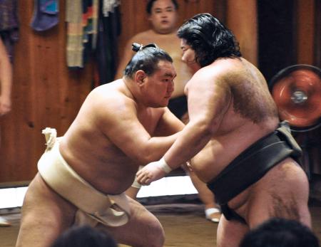ぶつかり稽古で汗を流す豊昇龍(左)=東京都台東区の立浪部屋