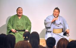渋谷ヒカリエでトークショーを行う大相撲の大栄翔(右)と一山本=20日、東京都渋谷区