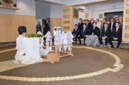 音羽山部屋で行われた部屋開き。前列中央は音羽山親方=22日、東京都墨田区