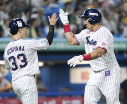 7回、同点2ランを放ち内山(33)とタッチを交わすヤクルトのオスナ=神宮