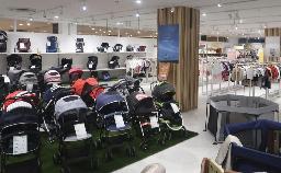 子ども用品に特化したリユースショップ「ふくちゃんリユスタ」の店内=2023年10月、大阪府門真市
