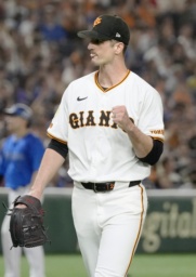 4回、ピンチを切り抜けガッツポーズでベンチに戻る巨人のグリフィン=東京ドーム