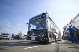 運行が始まった、東ゲートから西ゲートへ移動できるEVシャトルバス=1日午前、大阪市此花区の夢洲