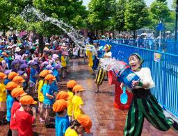 「レゴランド・ジャパン」の水遊びショー「海賊団と灼熱(しゃ~くねつ)シャクササイズ」=10日午前、名古屋市