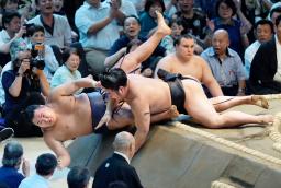 豊昇龍(左)が寄り切りで若元春に敗れる=IGアリーナ