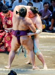 一山本が寄り切りで狼雅を破る=IGアリーナ