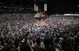 大相撲名古屋場所の初日、幕内力士の土俵入りが行われた新会場のIGアリーナ=13日、名古屋市