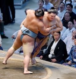 大の里(右)が上手投げで琴勝峰に敗れる=IGアリーナ