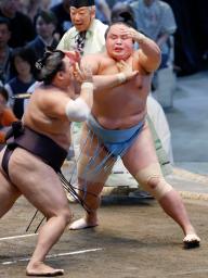 霧島(左)を攻める琴勝峰。上手投げで破る=IGアリーナ