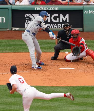 レッドソックス戦の4回、右前打を放つドジャース・大谷。投手ビューラー=ボストン(共同)