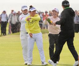 通算11アンダーで優勝を決め、西郷真央(左)、古江彩佳(右)らの祝福を受ける山下美夢有=ロイヤルポースコールGC(共同)