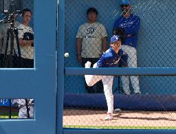 ブルペンで投球練習するドジャース・山本=ロサンゼルス(共同)