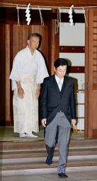靖国神社の参拝を終えた自民党の西村元経産相=13日午前、東京・九段北