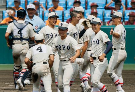 花巻東に勝利し、喜ぶ東洋大姫路ナイン=甲子園