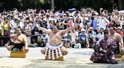 熱田神宮で奉納土俵入りを行う横綱大の里。太刀持ち高安、露払い隆の勝=7月、名古屋市