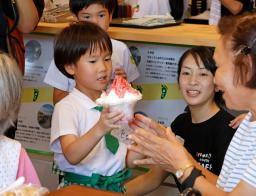 1日限りの「かき氷屋」で配膳する綾部世渚ちゃん=17日午前、福島県双葉町