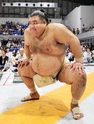 夏巡業で稽古に臨む高安=アリーナ立川立飛