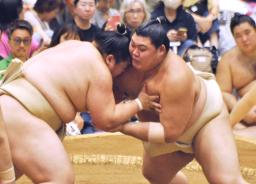大相撲夏巡業の朝稽古で相撲を取る大の里(右)=茨城県牛久市