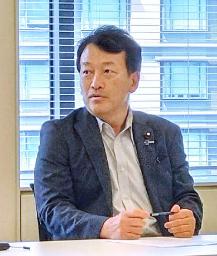 記者団の取材に応じる笹川博義農水副大臣=29日、国会