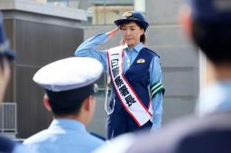 大阪・南署の一日署長に就任した高島礼子さん=8日午前、大阪市中央区