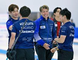 コンサドーレとの第4戦に勝利し、喜ぶSC軽井沢クの山口(右から2人目)ら=稚内市みどりスポーツパーク