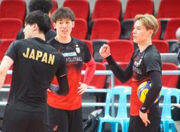 練習会場で調整する石川(中央)と高橋藍(右)=マニラ(共同)