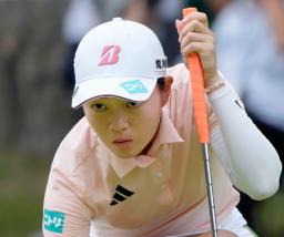第2日、9番でラインを読む佐藤心結。通算10アンダーで暫定首位=大洗GC