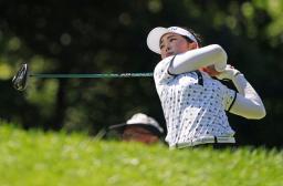 第2ラウンド、18番でティーショットを放つ山下美夢有。通算8アンダーで14位=TPCリバースベンド(共同)