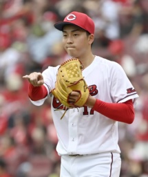 6回無失点で2勝目を挙げた広島・常広=マツダ