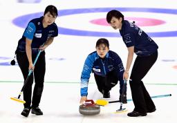 フォルティウスとの決勝第1戦、ショットを放つSC軽井沢クの上野美(中央)=稚内市みどりスポーツパーク