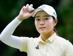 第3日、6番でバーディーを奪った佐藤心結。通算10アンダーで首位=大洗GC