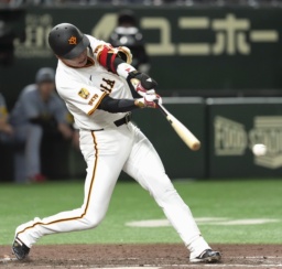 9回巨人1死二、三塁、代打坂本が中前に逆転サヨナラ2点打を放つ=東京ドーム